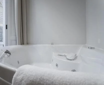 Bañera de hidromasaje doble de la Habitación Doble del hotel.