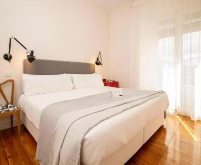 Luminoso dormitorio de una de las coquetas habitaciones de este hotel con encanto.