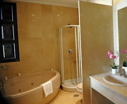 Baño con jacuzzi privado de la suite del hotel.