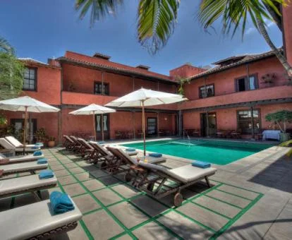 Edificio de este coqueto hotel con piscina exterior y solarium.