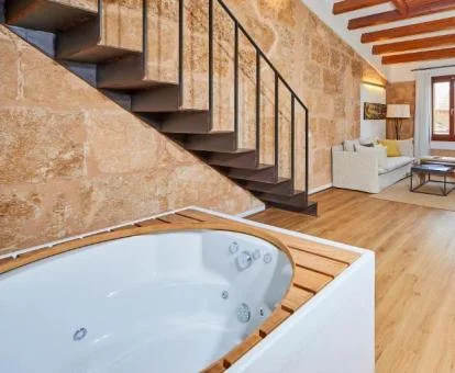 Bañera de hidromasaje privada de la Suite con vistas al jardín del hotel.