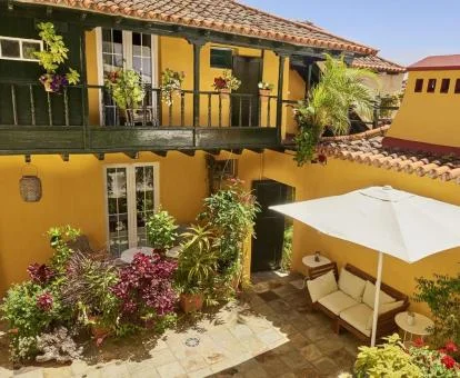 Edificio de este hotel con encanto con patio interior y mobiliario.