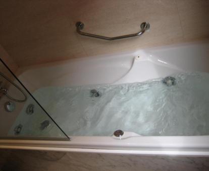Bañera de hidromasaje de la Habitación Doble Deluxe del hotel.