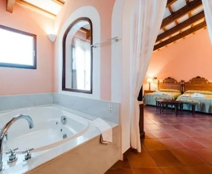 Bañera de hidromasaje privada de la Suite Superior del hotel.