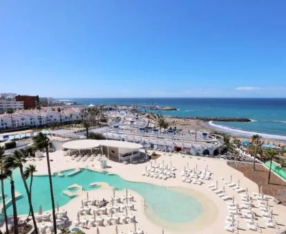 Vista aérea de la amplia zona exterior con piscina de tipo laguna y solarium de este maravilloso hotel.