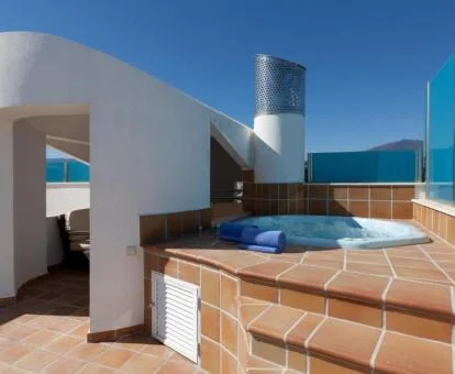 Terraza privada con jacuzzi al aire libre del ático dúplex.