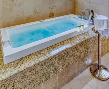 Bañera de hidromasaje privada de la Suite del hotel.
