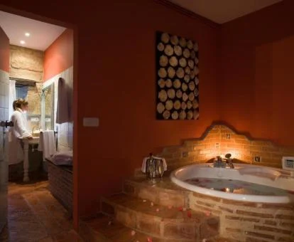 Acogedora zona de bienestar con bañera de hidromasaje privada de la suite del hotel.