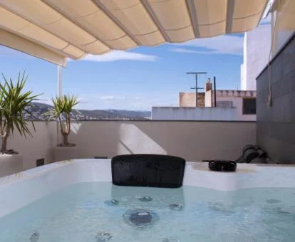 Jacuzzi privado en la terraza de la Habitación Doble Deluxe con vistas laterales al mar.