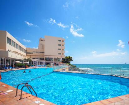 Precioso hotel en primera línea de mar con gran piscina al aire libre.