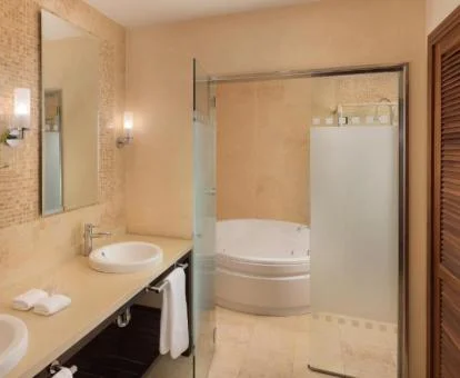 Bañera de hidromasaje circular en el baño de la Suite Junior Deluxe con vistas al mar.