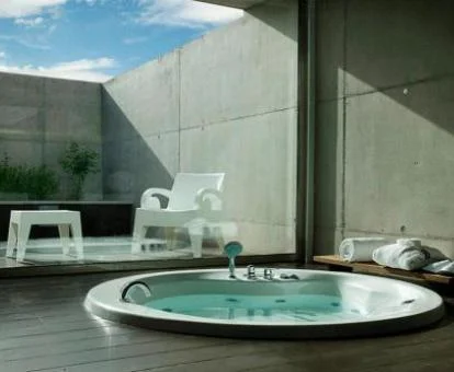 Bañera de hidromasaje privada de la Habitación Doble Superior.