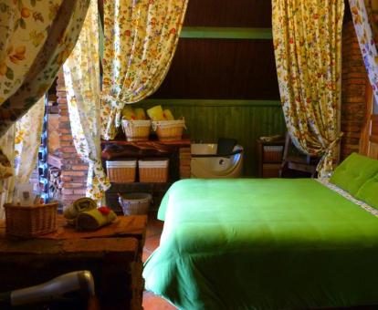 Dormitorio del loft con jacuzzi privado de este hotel rural.