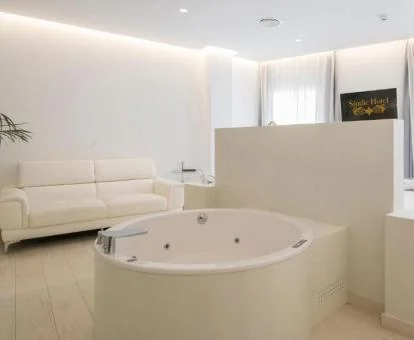 Fabuloso jacuzzi privado de la Suite Junior Deluxe del hotel.