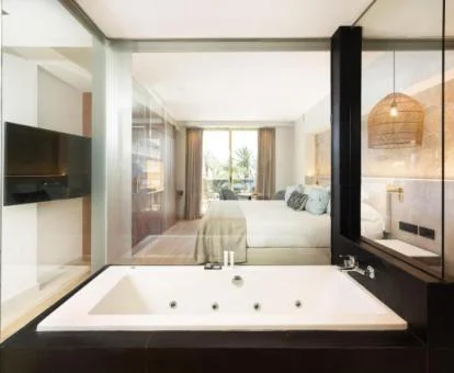 Una de las preciosas habitaciones con jacuzzi privado junto a la cama del hotel.