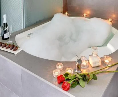 Bañera de hidromasaje redonda con decoración romántica de la Suite con terraza del hotel.