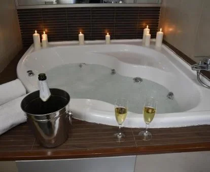 Jacuzzi con decoración romántica de una de las habitaciones dobles del hotel.