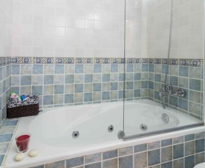 Bañera de hidromasaje privada en el baño del apartamento de un dormitorio.