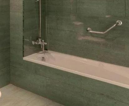Baño con bañera de hidromasaje privada de la Suite Junior del hotel.