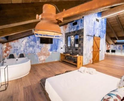 Suite Deluxe con bañera de hidromasaje privada cerca de la cama.
