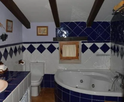 Baño con bañera de hidromasaje privada de una de las habitaciones dobles del hotel.