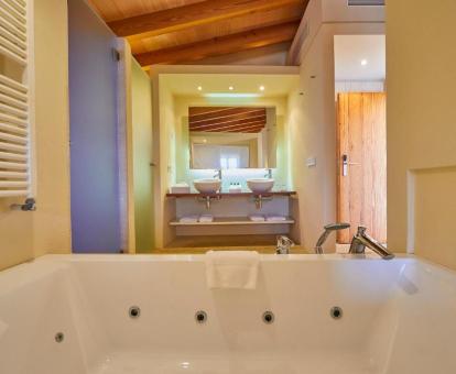 Bañera de hidromasaje privada en el baño de la Habitación Doble Estándar.