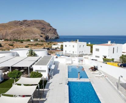 Vista aérea de los exteriores con piscinas de este hotel con encanto cerca del mar.