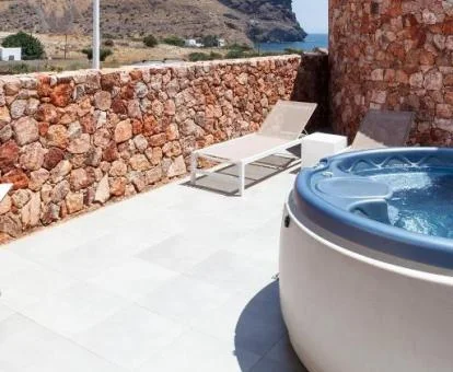 Terraza con vistas al mar y jacuzzi privado exterior de la Suite Junior del hotel.