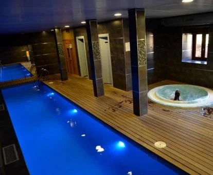 Piscina cubierta y jacuzzi del centro de bienestar del hotel.
