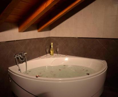 Bañera de hidromasaje privada en el baño del Apartamento de 2 dormitorios.