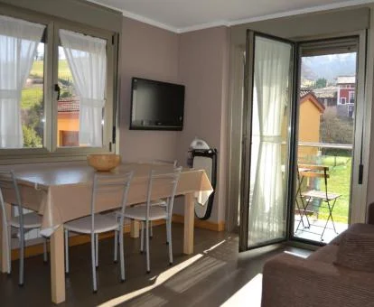 Interior de uno de los coquetos apartamentos con balcón y vistas de este complejo rural.