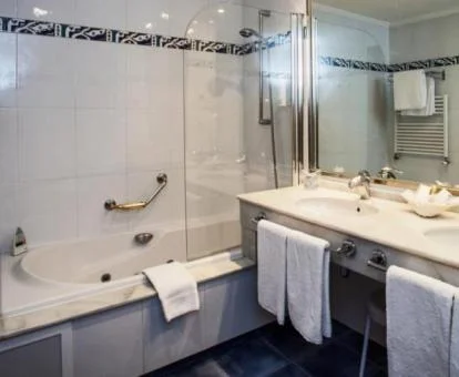 Baño con bañera de hidromasaje privada de la Suite Junior.