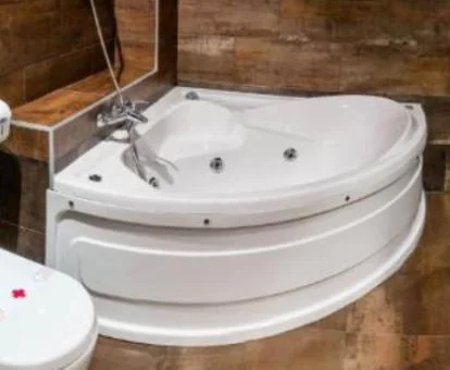 Bañera de hidromasaje privada en el baño de la Suite Junior del hotel.