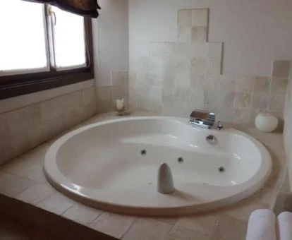 Bañera de hidromasaje privada de la Suite Abadía.