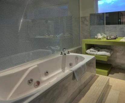 Jacuzzi privado en Suite Junior con vistas a la montaña del hotel.
