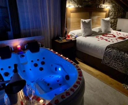 Preciosa bañera de hidromasaje privada de una de las suites del hotel.