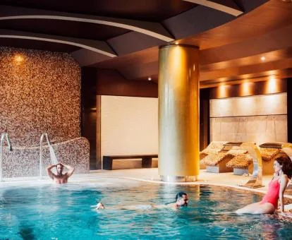 Varias personas disfrutan de las instalaciones del centro de bienestar de este hotel con encanto.