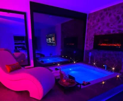 Foto del jacuzzi junto a un espejo y al lado de la chimenea en la casa de 1 dormitorio de Suite Rural Carenas