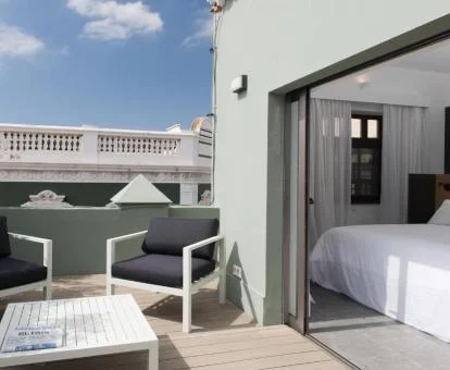 Suite del ático con terraza privada de este hotel con encanto.