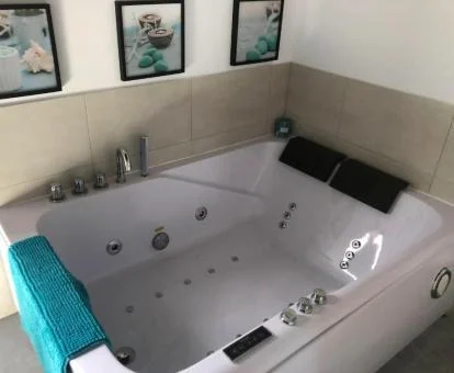 Gran jacuzzi para dos personas de una de las casas de un dormitorio del establecimiento.