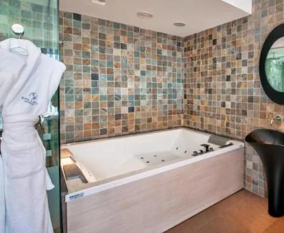 Preciosa bañera de hidromasaje de la suite con jacuzzi y jardín.