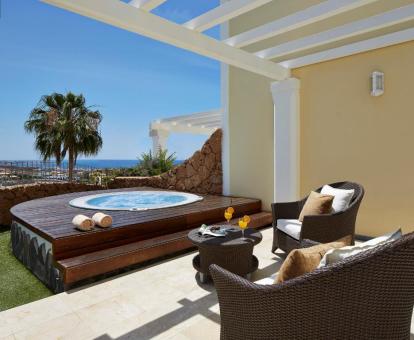 Fabulosa terraza de la Villa de 2 dormitorios con bañera de hidromasaje externa.