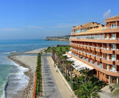 Edificio de este hotel con encanto a poca distancia del mar.