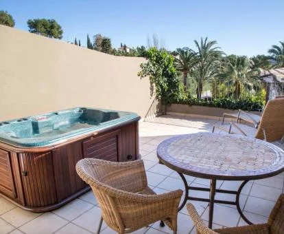 Terraza privada de la Habitación Deluxe con bañera de hidromasaje privada al aire libre
