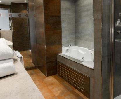 Bañera de hidromasaje en el baño de la suite deluxe del hotel.