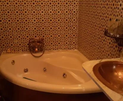 Bañera de hidromasaje privada de la Habitación Doble Deluxe.