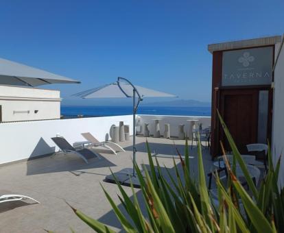 Terraza solarium con vistas al mar de este moderno hotel.