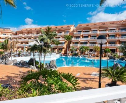 Complejo turístico con gran piscina al aire libre.