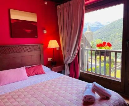 Una de las acogedoras habitaciones con vistas a la naturaleza de este hotel con encanto.