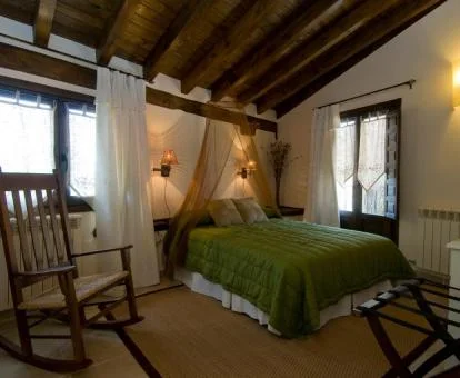 Una de las amplias habitaciones de estilo tradicional de este acogedor hotel.